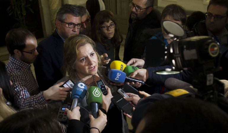 La concejal del PP el Ayuntamiento de Valencia, María Ángeles Ramón-Llin, atiende a los medios antes de ejercer como portavoz del su partido en el pleno de la institución municipal en sustitución del hasta ahora portavoz, Alfonso Novo, invetigado en el &quot;C