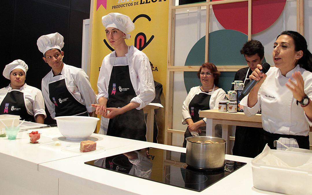 Ana Morales, profesora de Formación Profesional Básica de Cocina y Restauración del Instituto de Enseñanza Secundaria de Sahagún, con sus alumnos