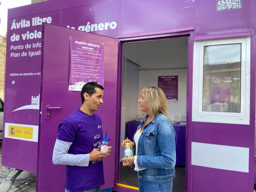 La concejal Paloma del Nogal ha presentado la campaña y los vasos con tapa que se repartirán estos días