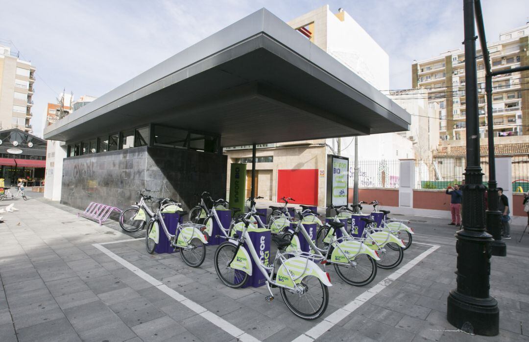 Biclicletas del Saforbici en la plaza del Prado de Gandia 