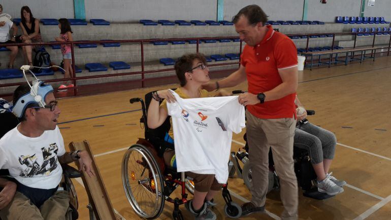 Jesús Pareja le entrega una camiseta de Elche a la deportista paralímpica