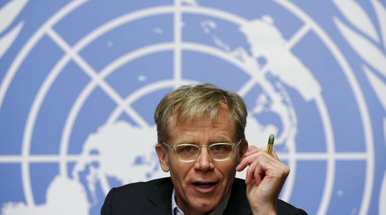 World Health Organization (WHO) Assistant Director General Bruce Aylward gestures during a news conference on the WHO response and challenges to control the Ebola outbreak at the United Nations in Geneva December 1, 2014.    REUTERS/Denis Balibouse (SWITZ