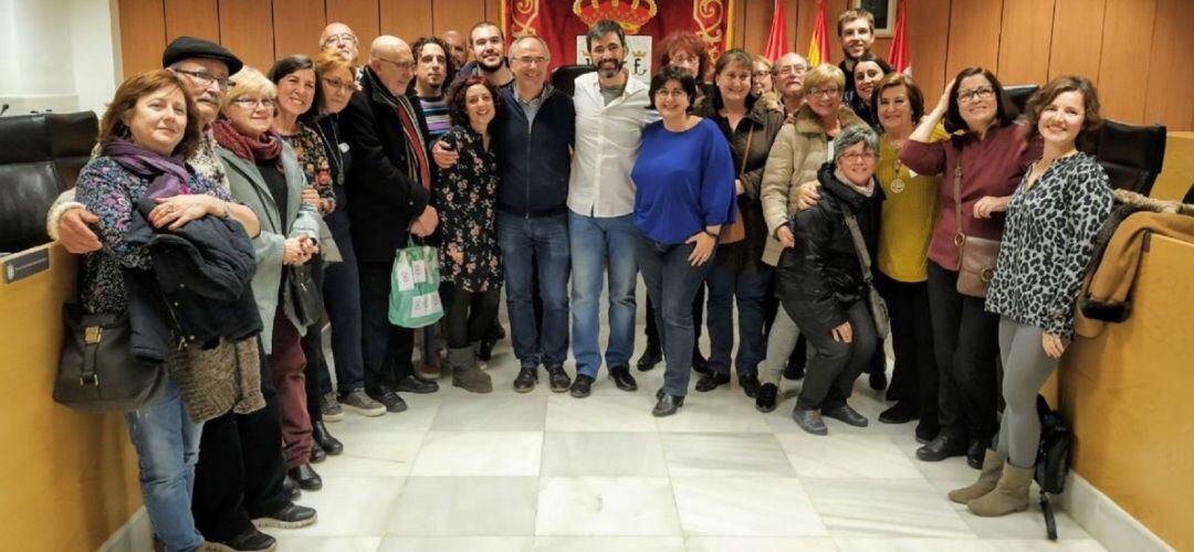 Juan Torres junto a simpatizantes de la agrupación