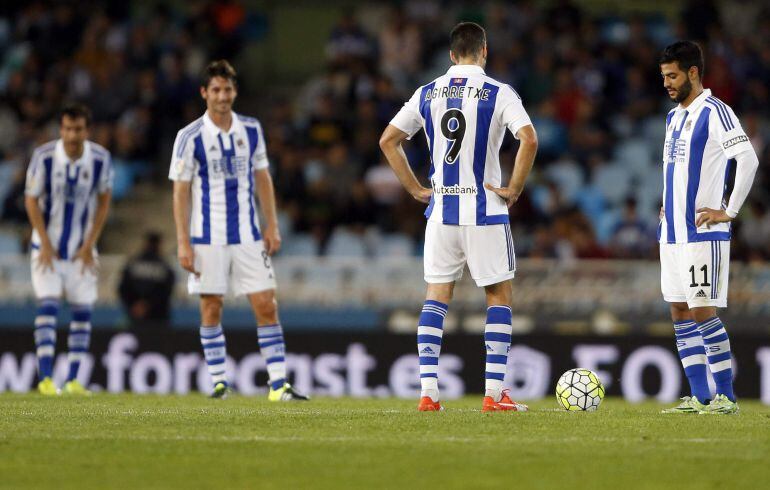 GRA718. SAN SEBASTIÁN, 19/09/2015.- Los jugadores de la Real Sociedad decepcionados tras encajar el tercer gol del Espanyol, durante el encuentro de la cuarta jornada de Liga en Primera División que se disputa hoy en el estadio de Anoeta, en San Sebastián. EFE/Javier Etxezarreta.