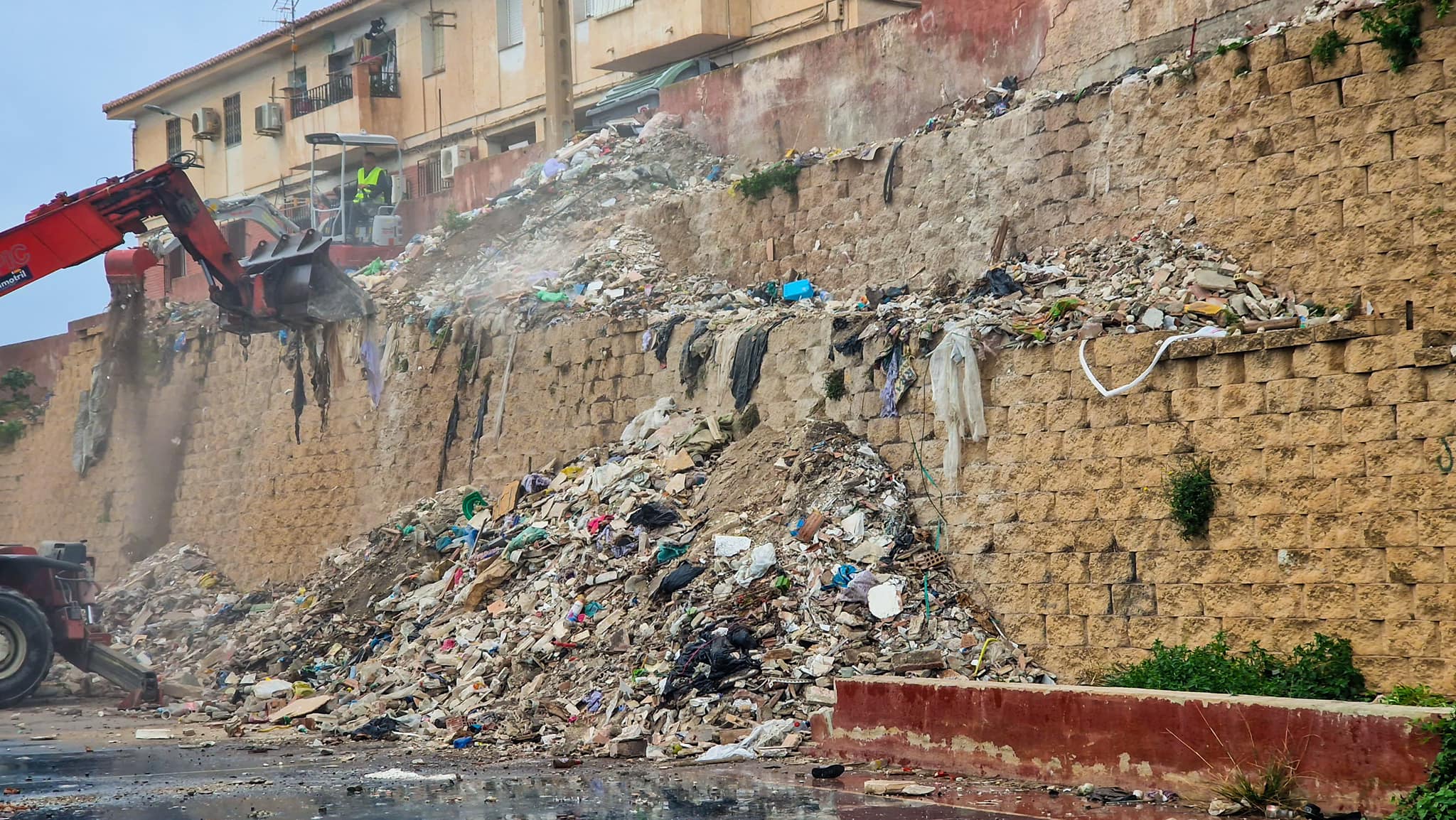 Basura acumulada en el barrio de San Antonio de Motril (Granada)