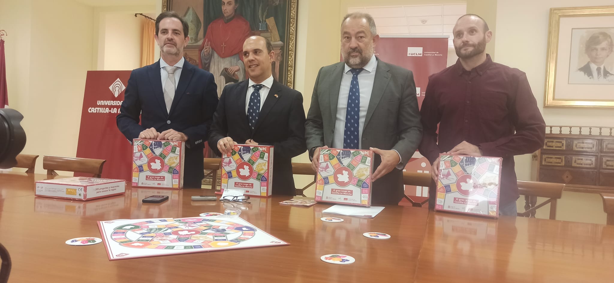 Presentación del Trivial Tablero del Trivial "El gran juego de Castilla La Mancha" en el edificio del Rectorado de la UCLM