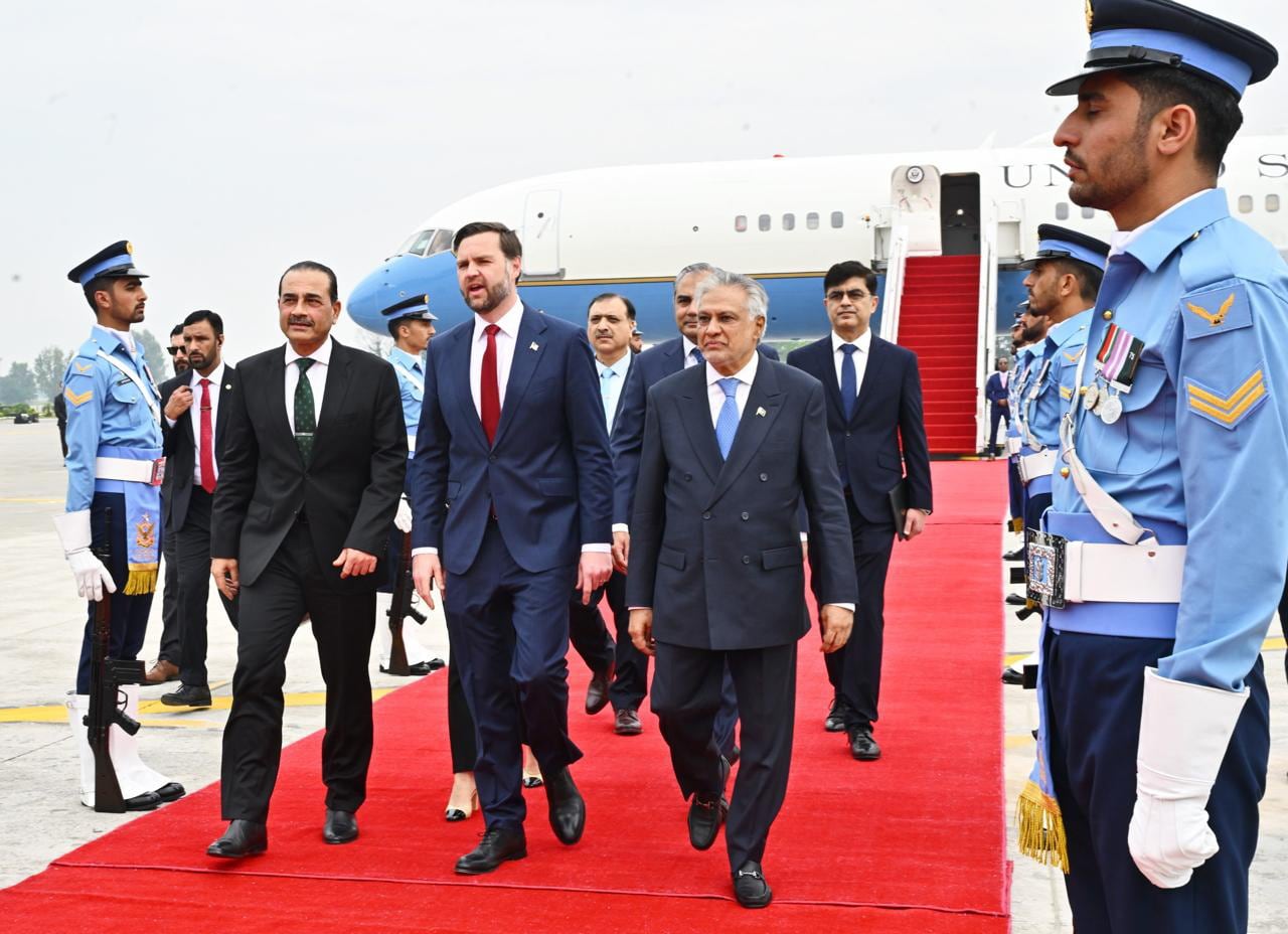 El vicepresidente de Estados Unidos, JD Vance, tras aterrizar en Islamabad para las negociaciones con Pakistán.