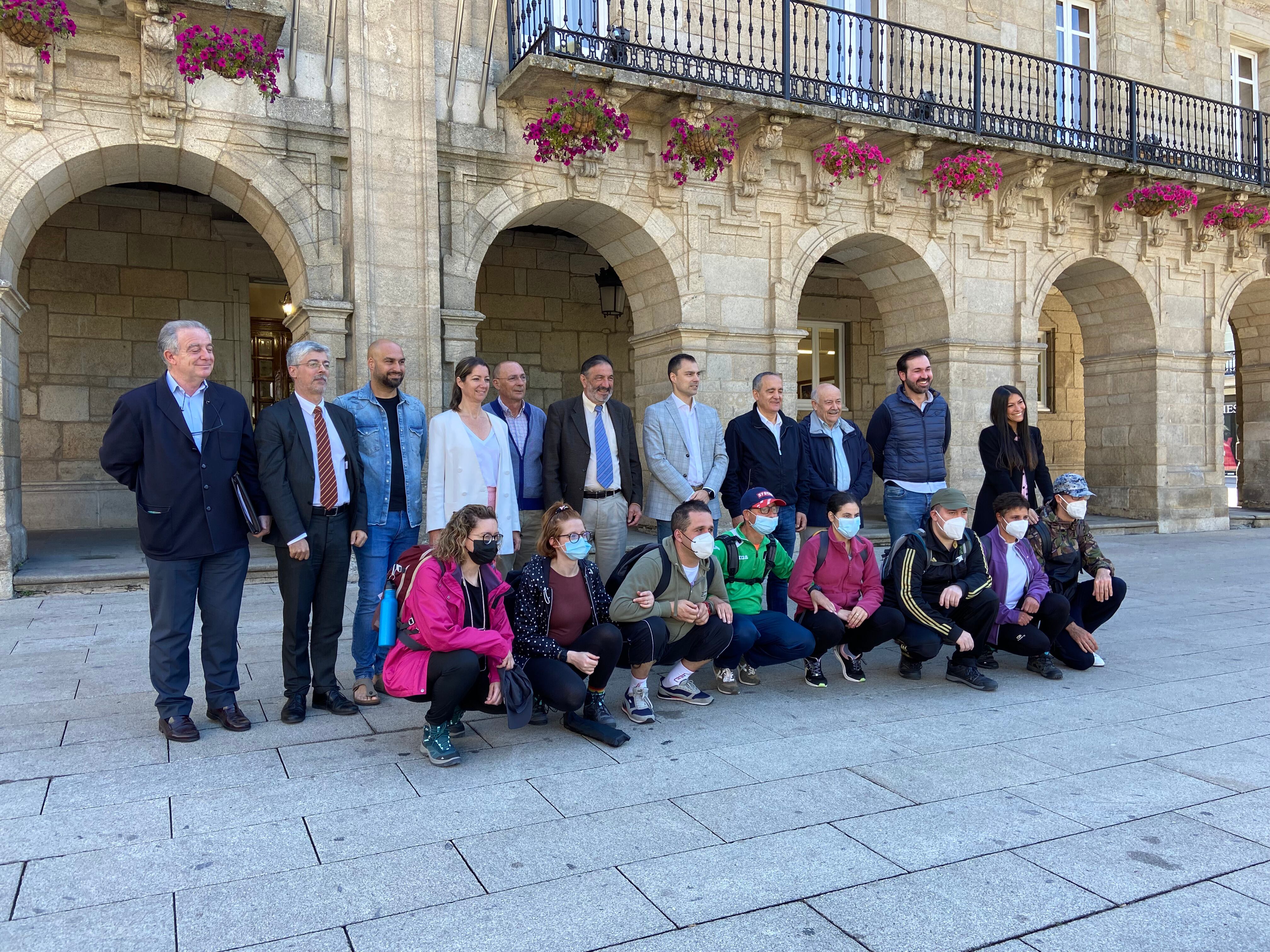 Autoridades y peregrinos frente al Concello de Lugo antes de iniciar la ruta de Peregrinación Xacobea de Special Olympics