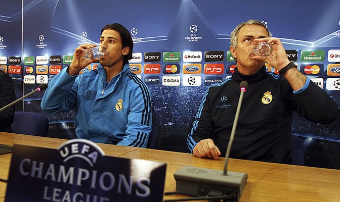 Khedira y Mourinho beben agua antes de atender a los medios