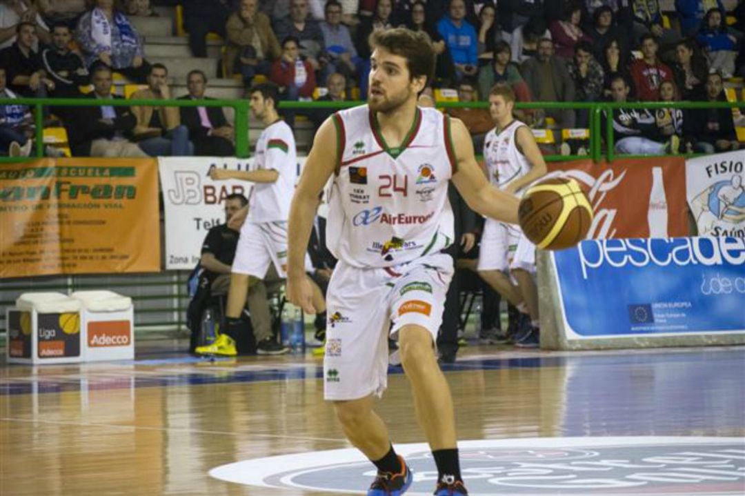 Mikel Uriz sube un balón en su etapa en Mallorca