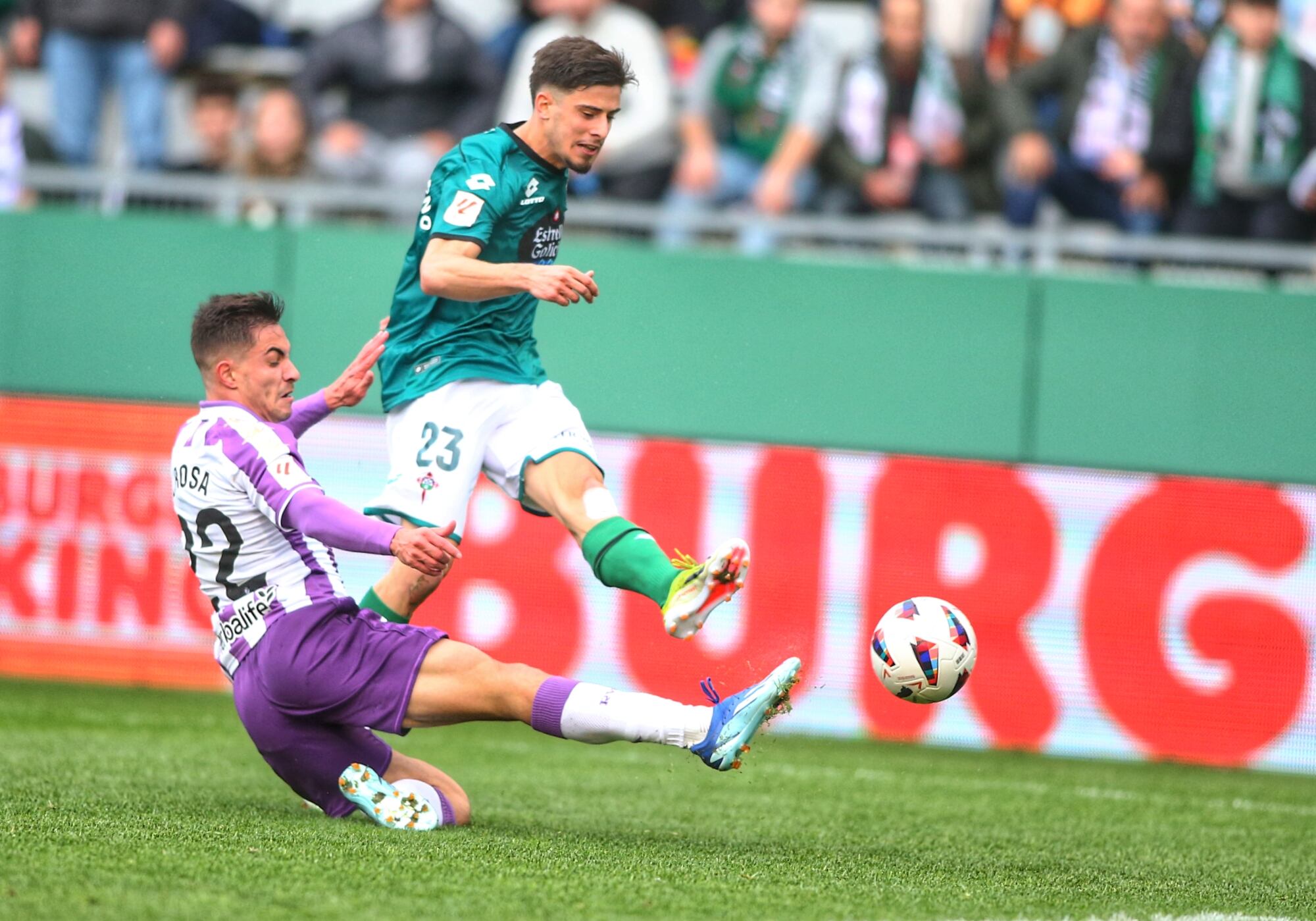 Nico Serrano, en una jugada del Racing-Valladolid en A Malata (foto: Cadena SER)