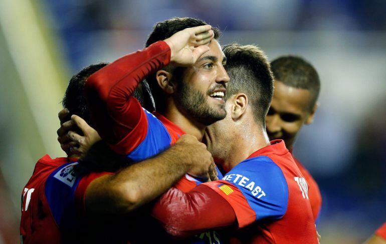 GRA479. VALENCIA, 11/09/2015.- El centrocampista del Levante, Victor Camarasa, celebra con sus compañeros del primer gol del equipo levantinista, durante el encuentro correspondiente a la tercera jornada de primera división, que disputan esta noche frente al Sevilla en el estadio Ciutat de Valencia. EFE / Juan Carlos Cárdenas.