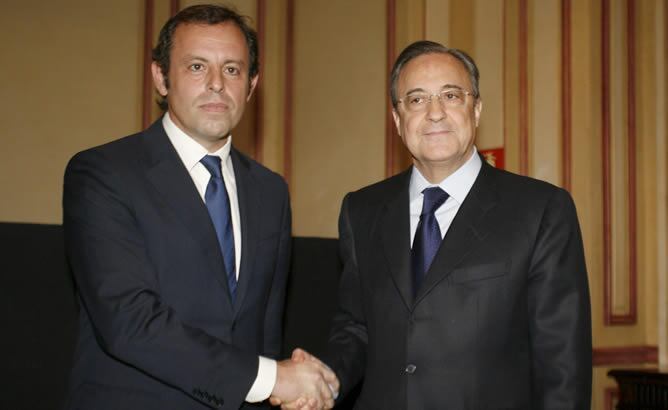 Florentino Pérez (D) y Sandro Rosell (I), presidentes del Real Madrid y del Barcelona, se saludan durante su comparecencia ante los medios de comunicación, antes del almuerzo previo al Clásico de la noche.