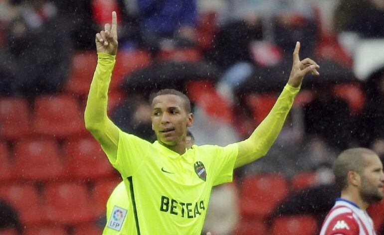El delantero brasileño del Levante Deyverson Acosta (c) celebra el segundo gol marcado al Sporting, durante el partido de la duodécima jornada de Liga