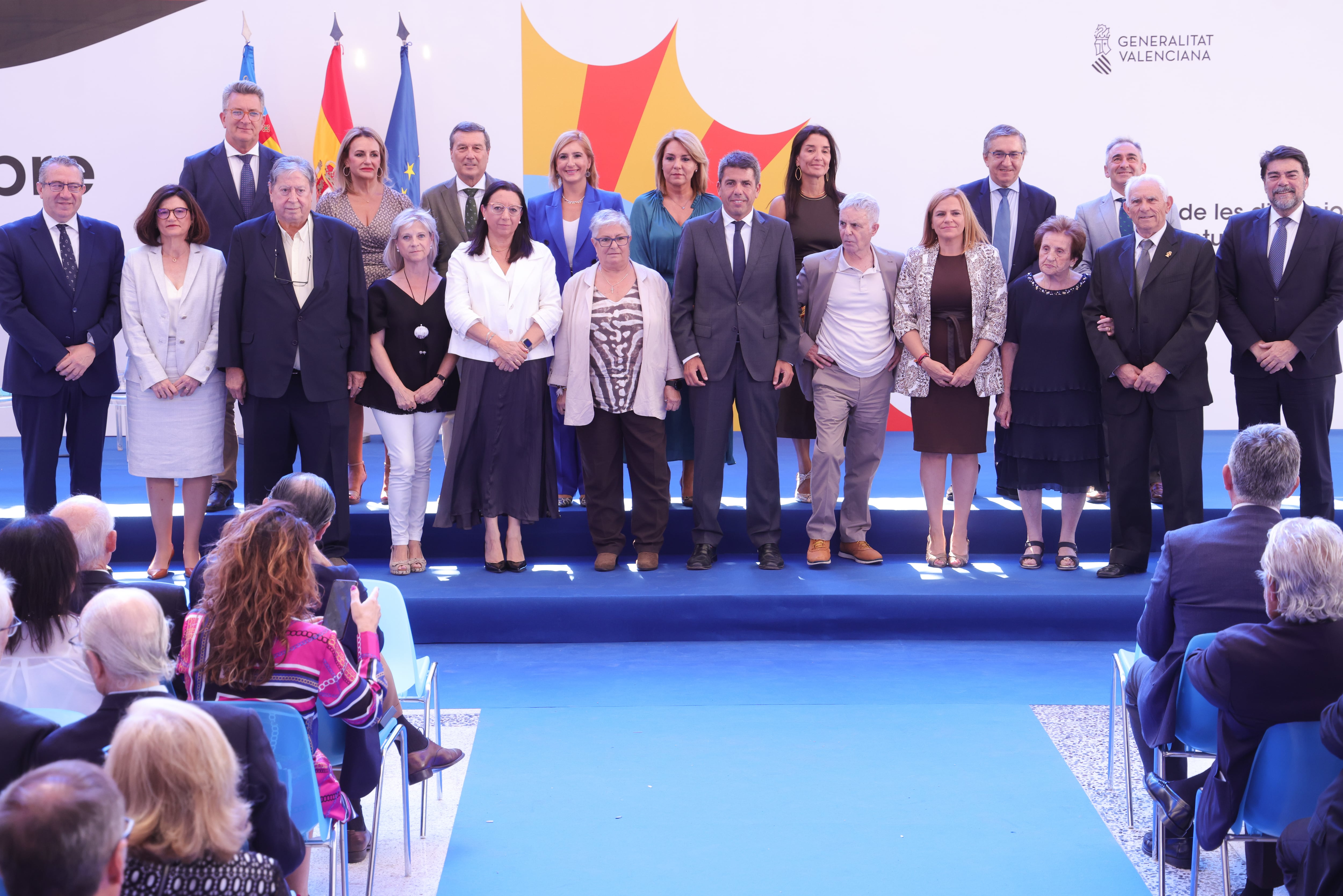 Los galardonados posan con el president Mazón, los consellers, el alcalde Barcala y el presidente provincial Pérez, al finalizar el acto en Casa Mediterráneo