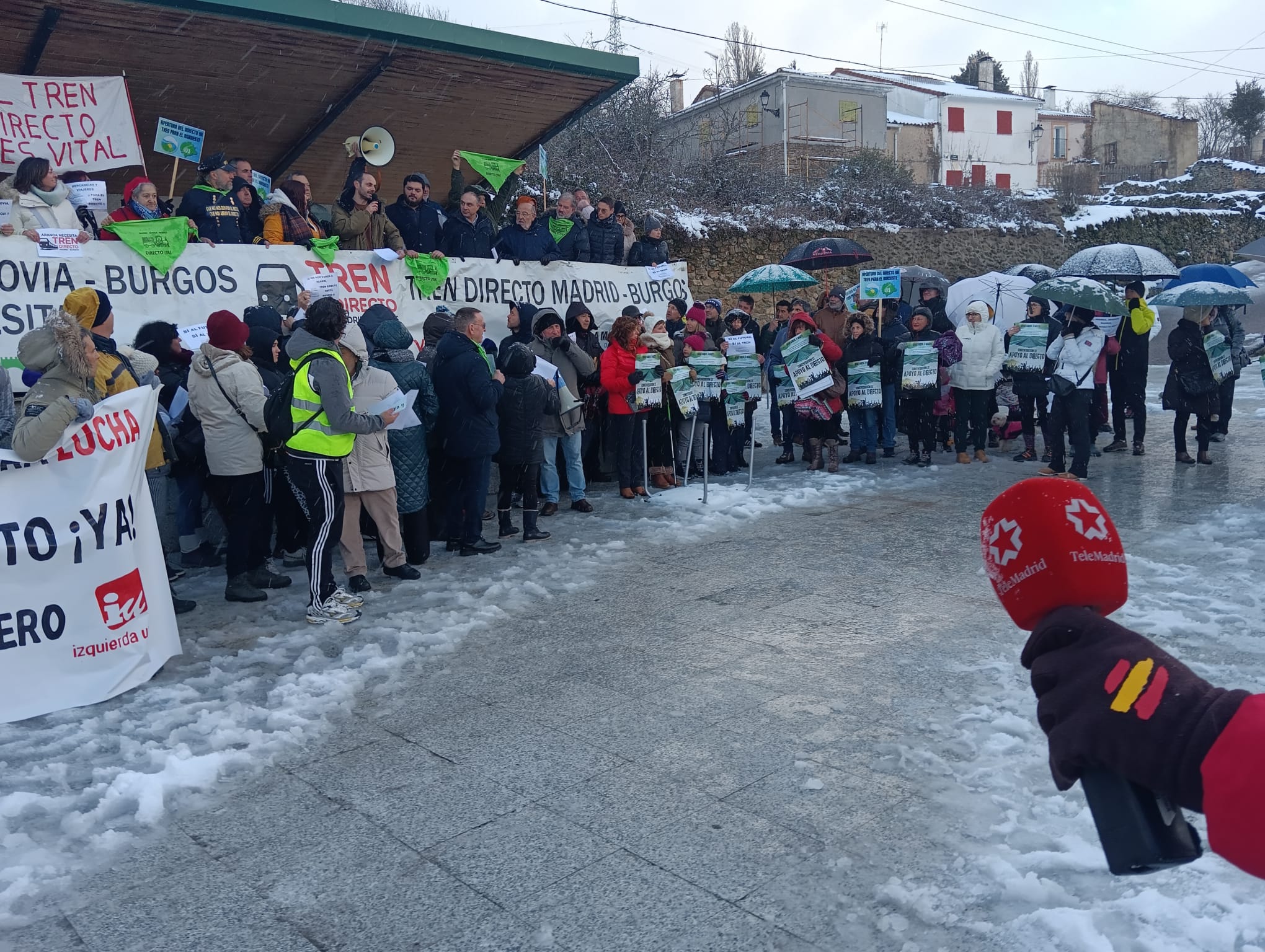 Algunos medios de comunicación de la Comunidad de Madrid se acercaron a cubrir la manifestación de Robregordo del año pasado con presencia mayoritariamente arandina en una tarde de nieve