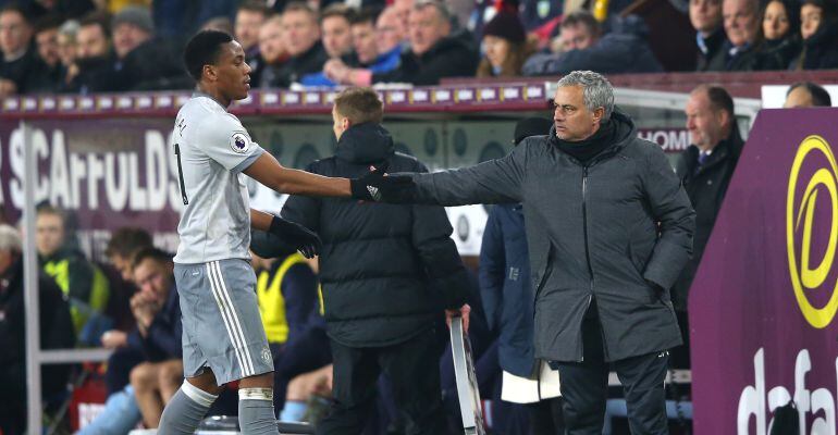 Anthony Martial y José Mourinho se dan la mano durante un partido de la Premier de la pasada temporada