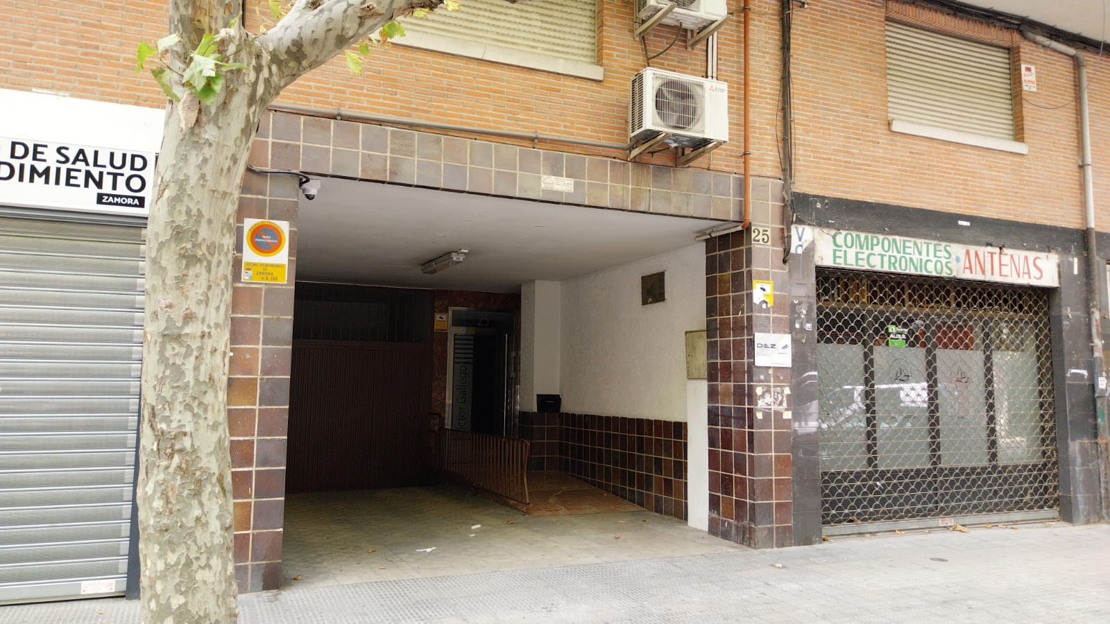 Portal del nº 25 de la Avenida Victor Gallego donde se ha producido la explosión