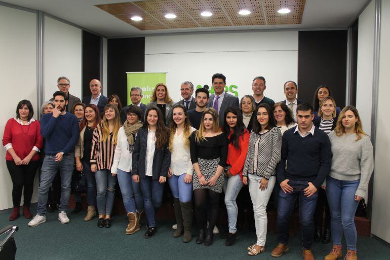 Inagen de  familia de los alumnos que participan en este programa de prácticas en empresas junto a los responsables de las entidades que participan en el convenio Comex