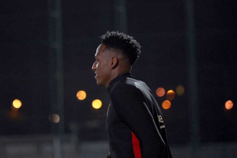 Yerry Mina, durante el entrenamiento del FC Barcelona en la ciudad deportiva Joan Gamper