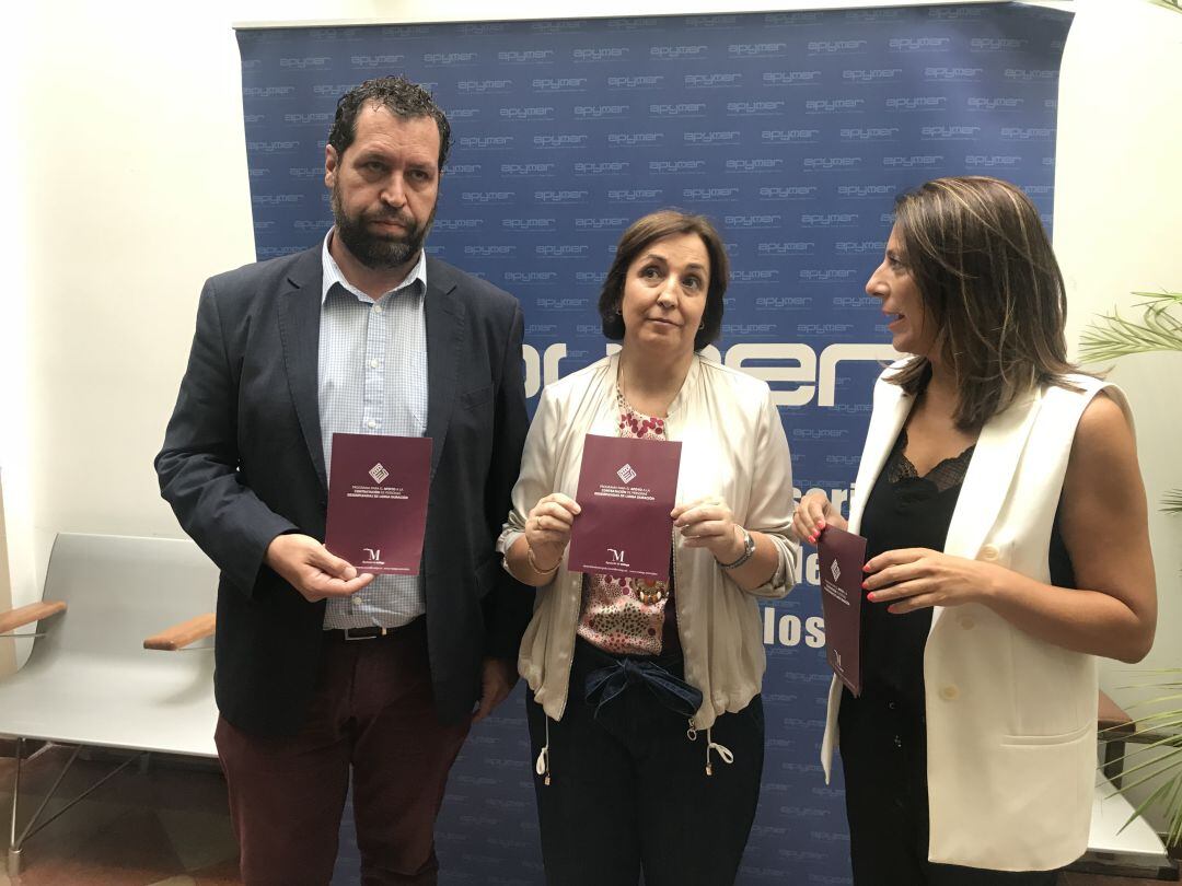 Antonio Palma, secretario de Apymer; junto a Ana Corredera, directora técnica de Empleo, Recursos Europeos y Nuevas Tecnologías y Mª Paz Fernández, presidenta del PP municipal. 