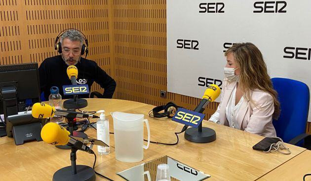 Mª Teresa Pérez, directora general del INJUVE, en los estudios de Radio Murcia