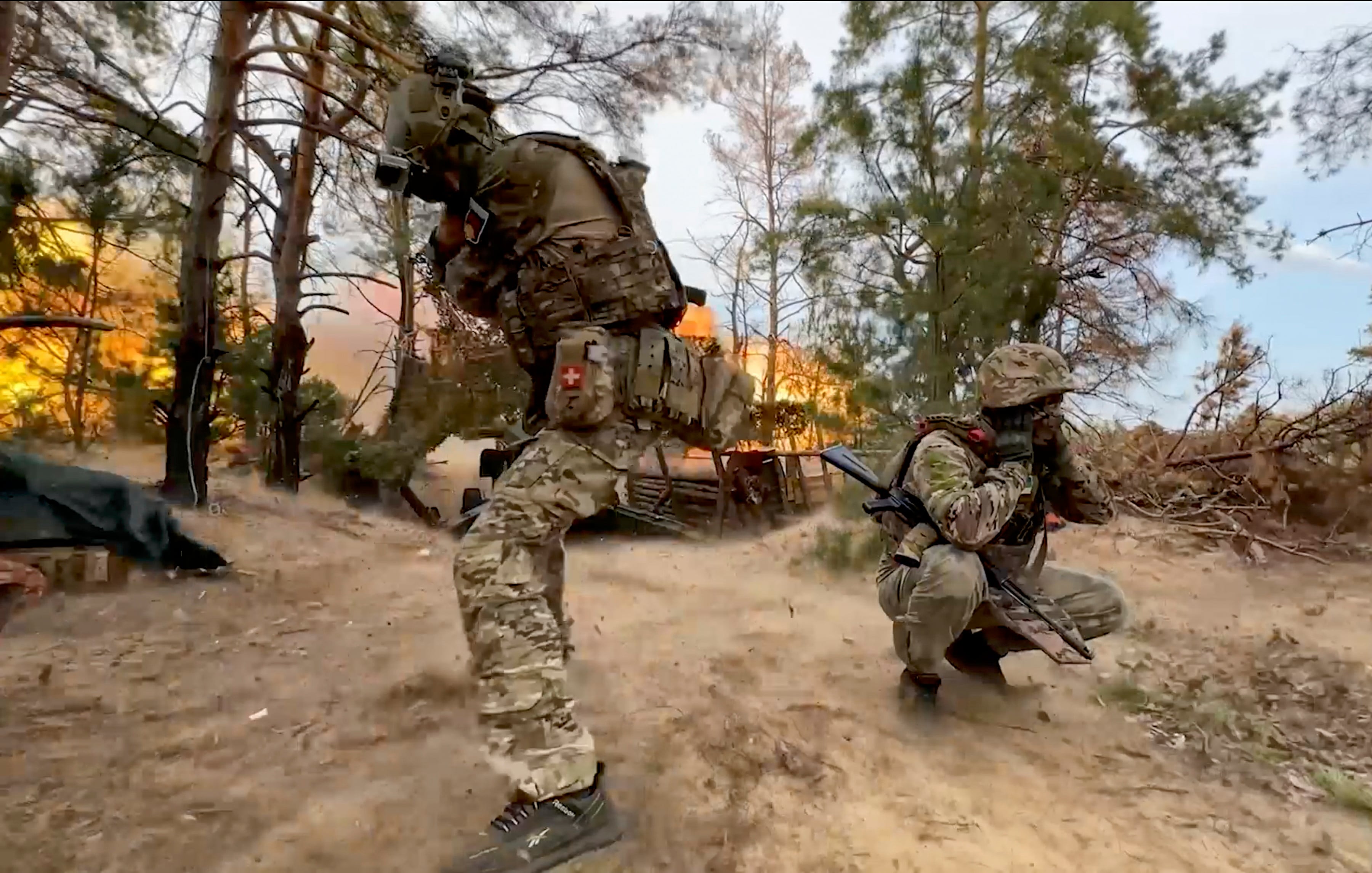 Imagen de un vídeo publicado por el Ministerio de Defensa de Rusia que muestra a soldados rusos luchando en el frente en su propio territorio