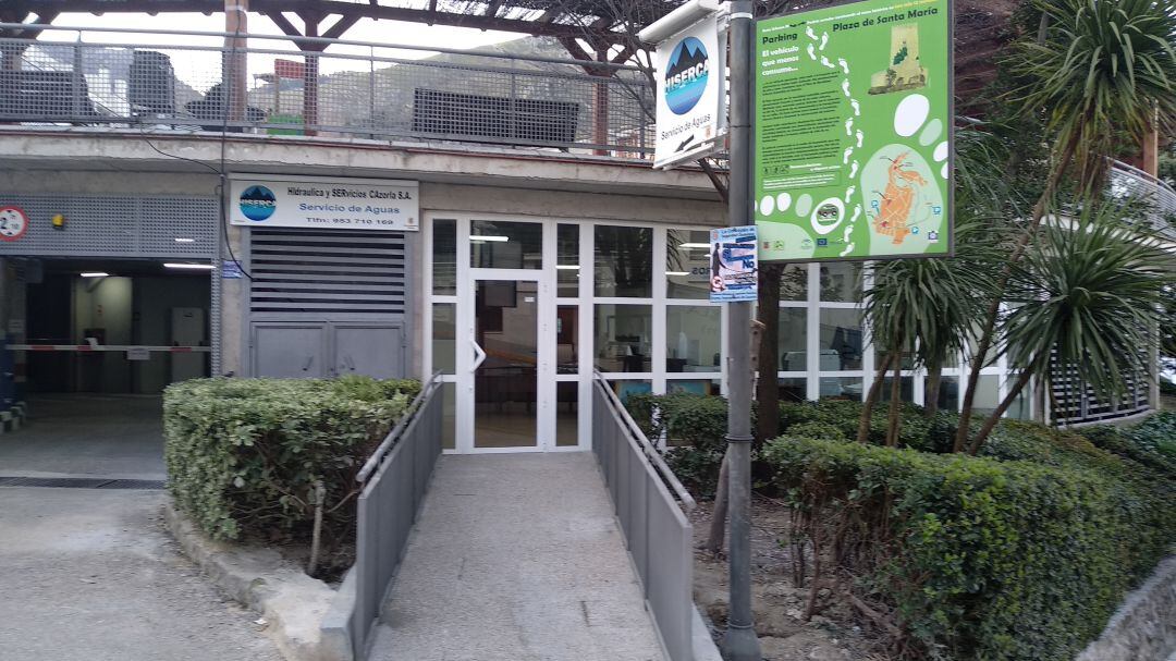 Acceso al la oficina del agua HISERCA que gestiona también el funcionamiento del parking en la plaza de Andalucía