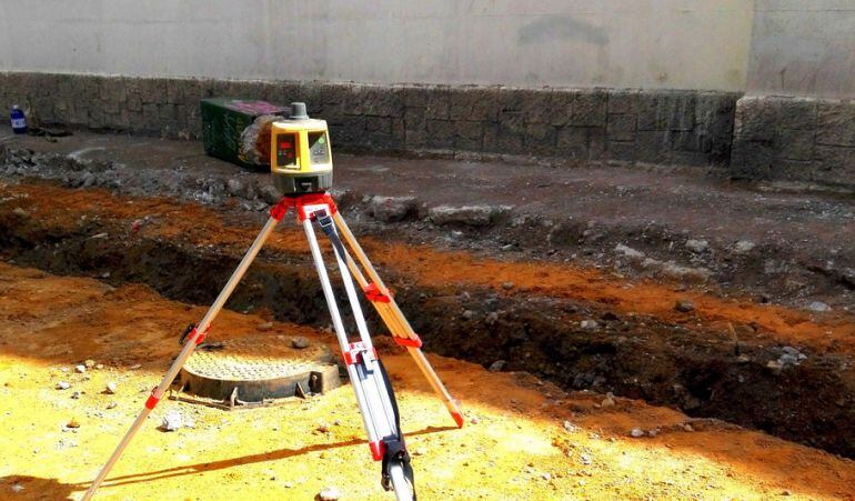 Imagen de las obras en la calle Amor de Dios con la fachada del histórico Instituto San Isidoro al fondo