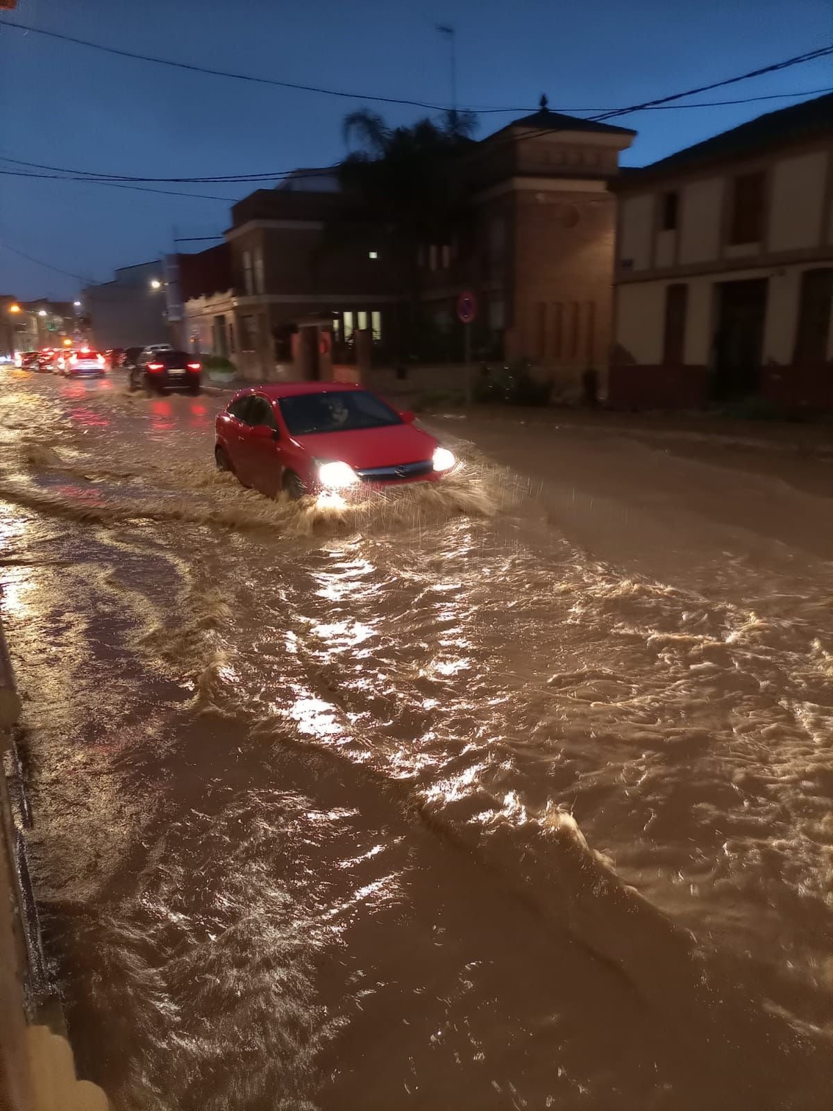 Camino de Moncada anegado por la lluvia a la altura de Poble Nou