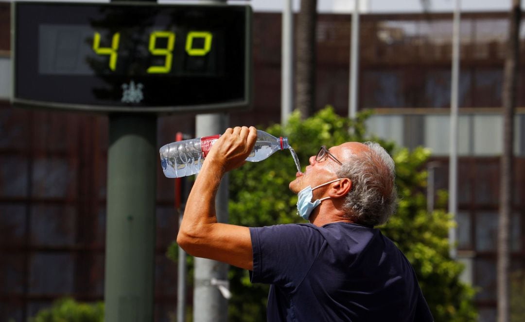 Un turista se refresca en el centro de Córdoba durante la ola de calor