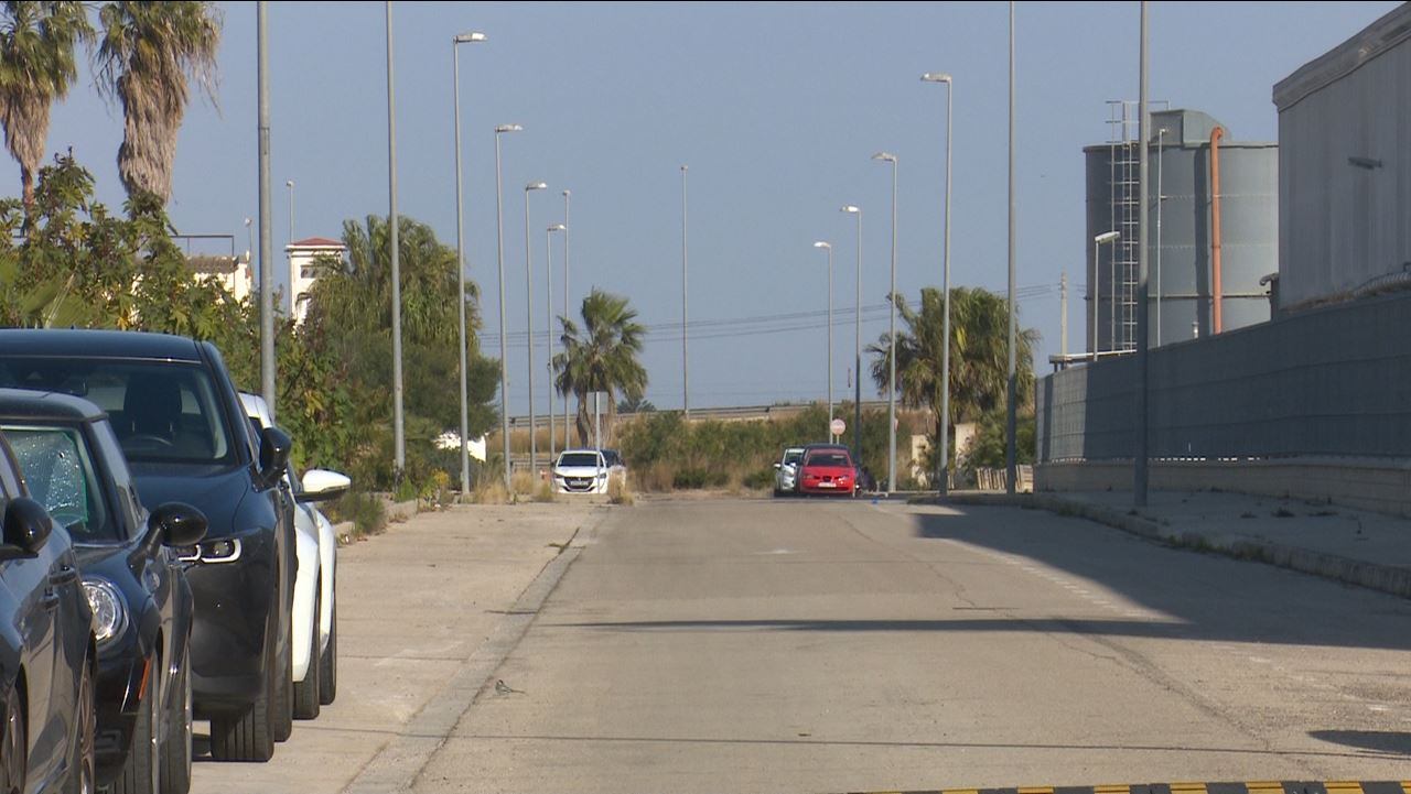 Una de las calles del polígono El Golfo de Tavernes con la nueva electrificación.