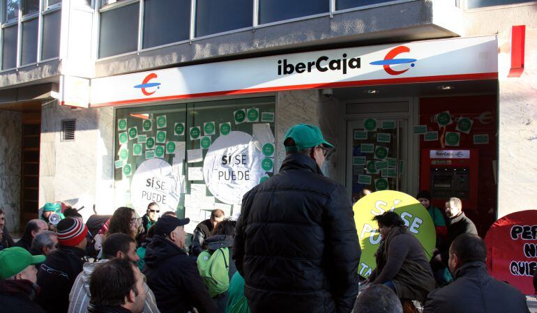 Membres de la PAH davant de l'oficina d'Ibercaja a Tarragona.