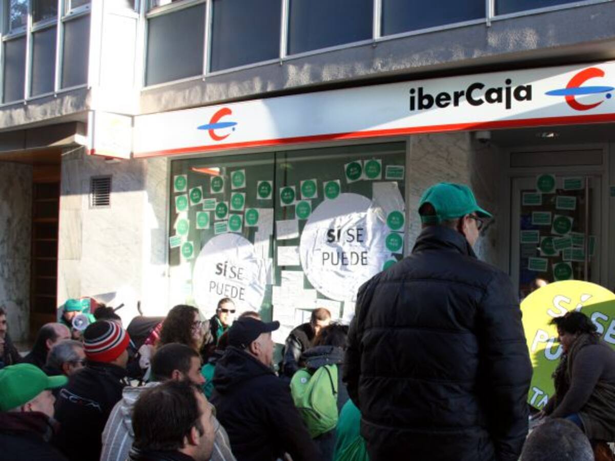 Una entitat financera denuncia a dos membres de la PAH per coaccions