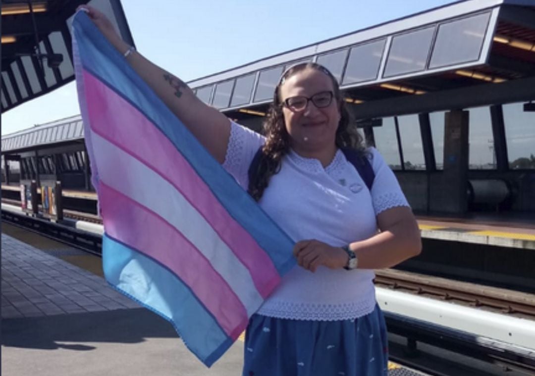 Yuridia posa con la bandera trans