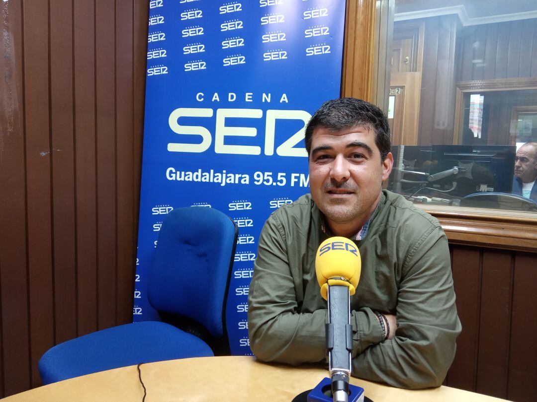 Julián Atienza en los estudios de SER Guadalajara