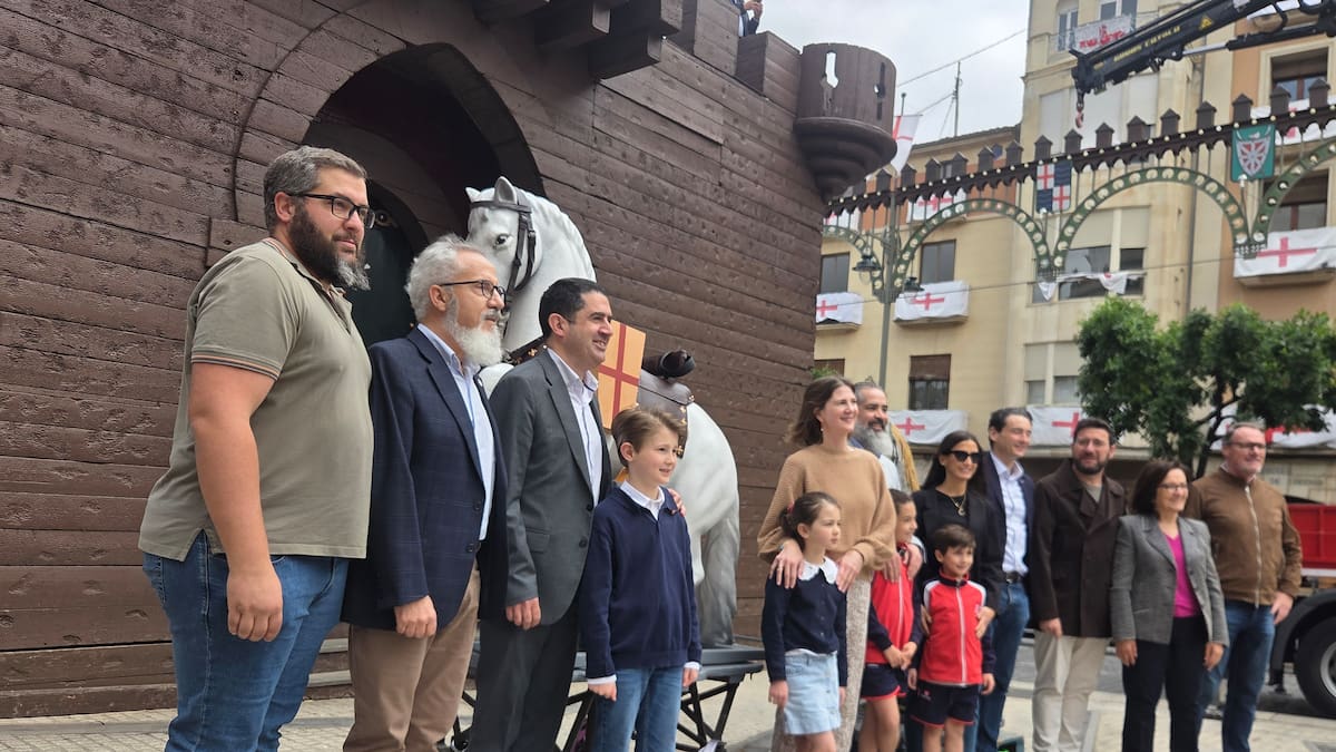 L'Aparició de Sant Jordi ja té un nou cavall gràcies a l'alferes moro de la Filà Realistes, Miguel Espí Mayor