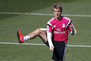 GRA104. MADRID, 28 04 2015.- Los jugadores del Real Madrid Toni Kroos (i) y Martin Ødegaard (d) durante el entrenamiento EFE Javier Lizón