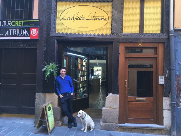 Luis y Leia frente a la librería