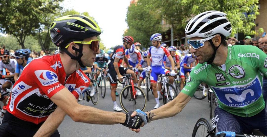 Valverde saluda a Simón Yates en la antepenúltima etapa de la Vuelta a España 2018 (foto de archivo)