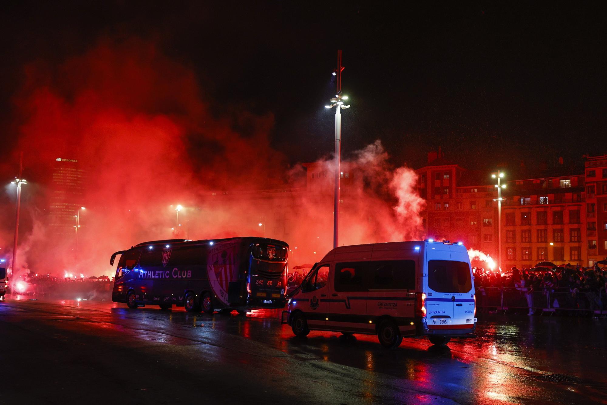 El autobús del Athletic llegando a San Mamés