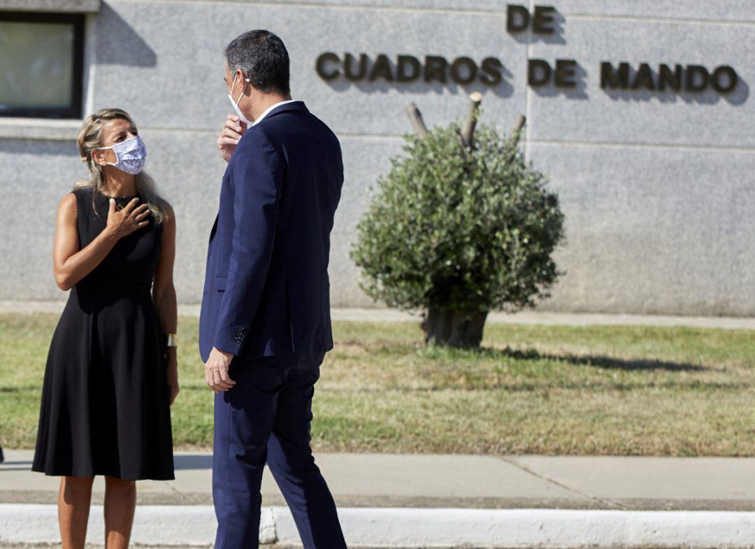 El presidente del Gobierno, Pedro Sánchez, saluda a la vicepresidenta segunda del Gobierno y ministra de Trabajo y Economía Social, Yolanda Díaz, a su llegada al Pabellón de Cuadros de Mando de la Base Aérea de Torrejón