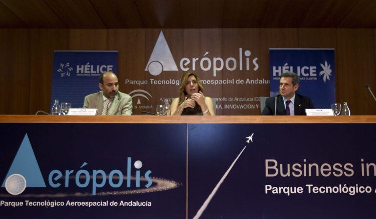 GRA147 SEVILLA, 10/07/2015.- La presidenta de la Junta de Andalucía, Susana Díaz, junto al director de ingeniería de aviones militares de Airbus Defensa & Space, Miguel Ángel Morell-Fuentes (i), y el presidente del Consejo de Acción Empresarial de HÉLICE, Antonio Gómez-Guillamón (d), durante el acto de presentación del Informe del Sector Aeroespacial en Andalucía 2014, hoy en la localidad sevillana de La Rinconada. EFE/Jose Manuel Vidal.