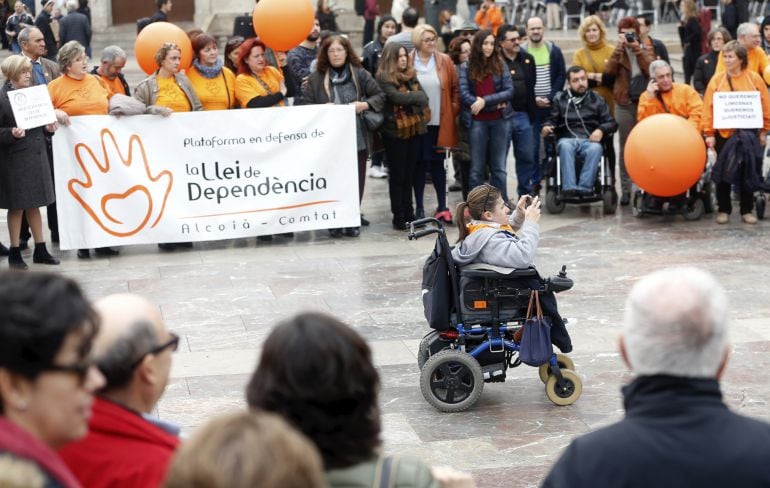 Concentración de las plataformas en defensa de la Ley de Dependencia y la Coordinadora de Discapacidad y Dependencia de Valencia.