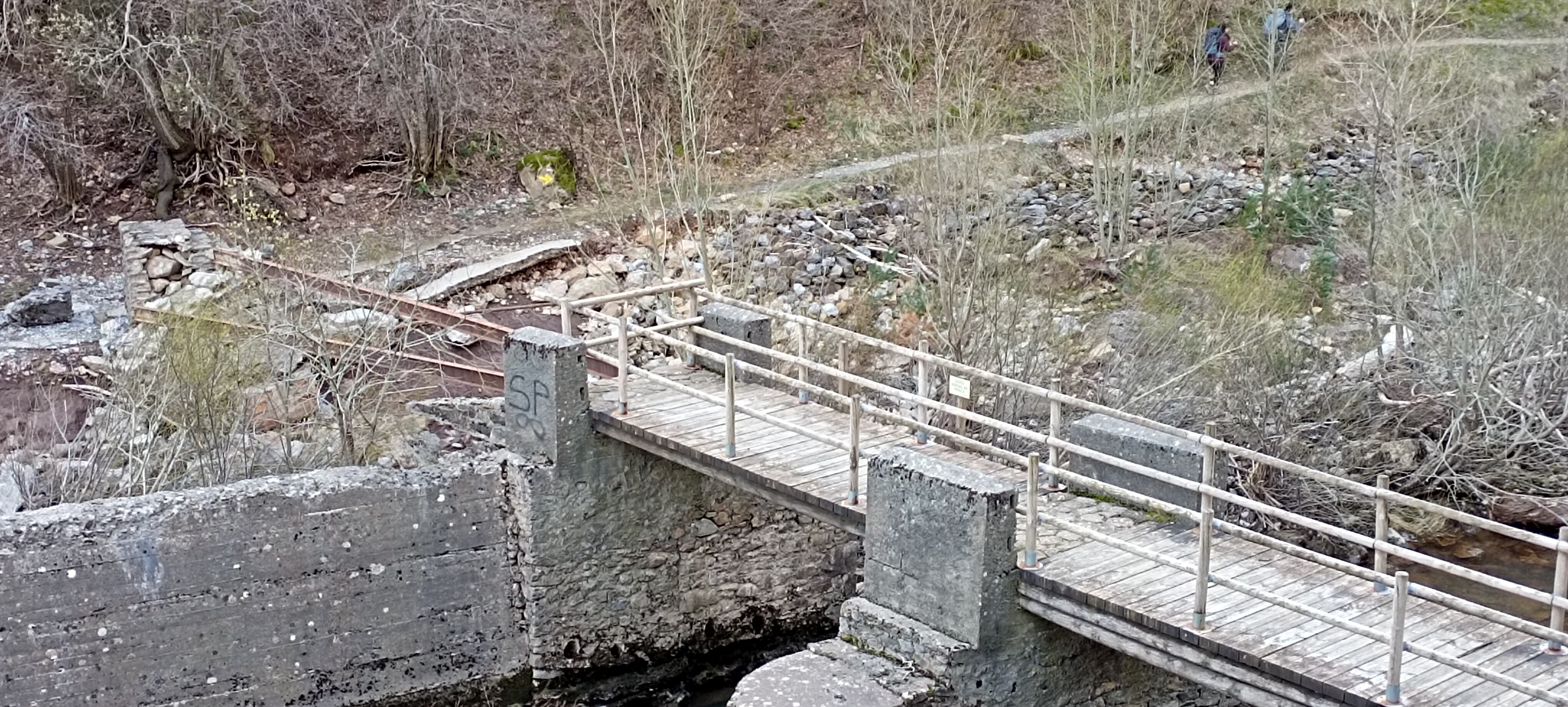 En Canfranc, la pasarela peatonal está medio derruida desde la Semana Santa del año pasado, cuando un desembalse de la presa se llevó por delante parte de su estructura