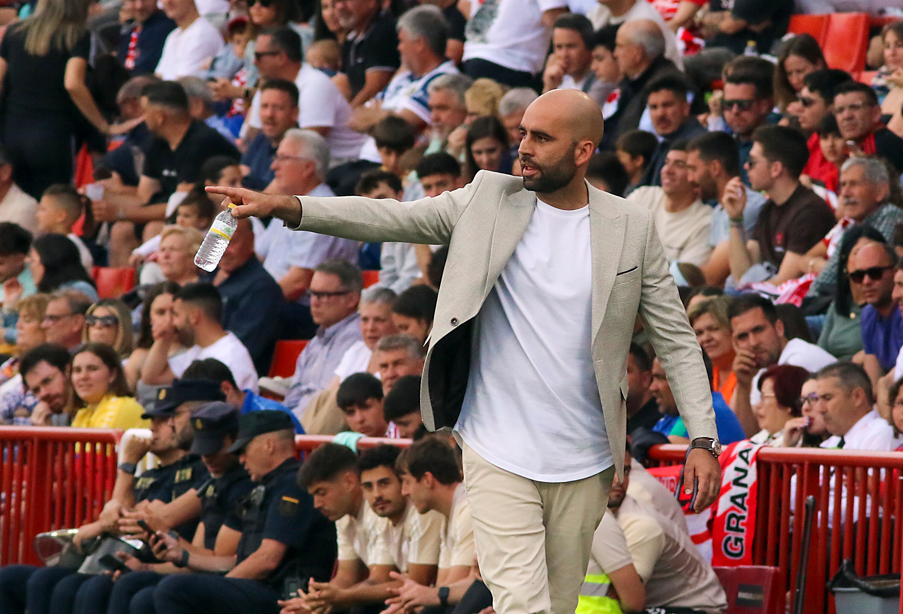 GRANADA, 19/05/2024.- El entrenador del Celta, Claudio Giráldez, durante el partido de Liga en Primera División que Granada CF y Celta de Vigo disputan este domingo en el Nuevo Estadio Los Cármenes. EFE/ Pepe Torres
