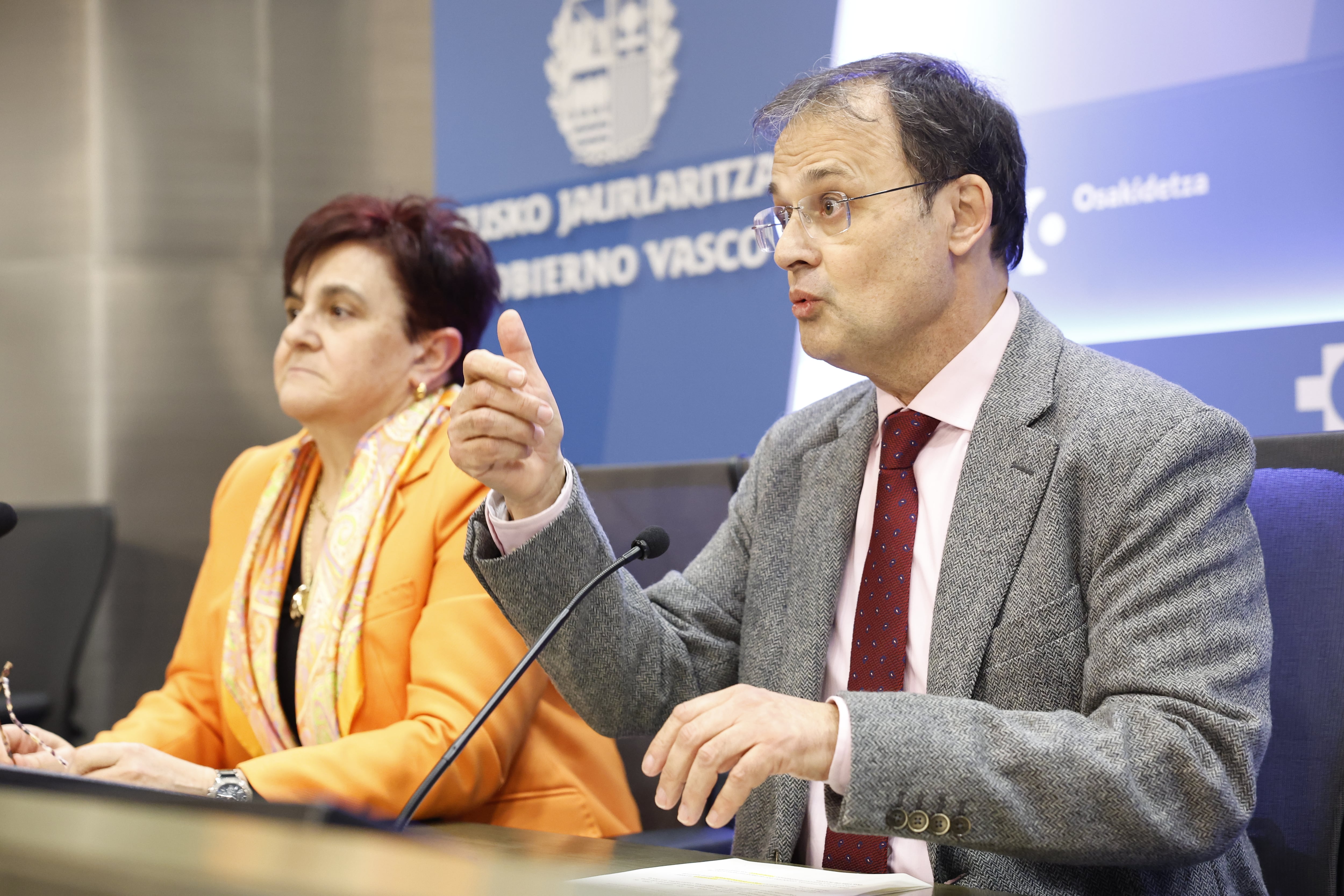 El consejero de Salud del Gobierno Vasco, Alberto Martínez (d), y la directora general del servicio vasco de Salud (Osakidetza), Lore Bilbao (i),
