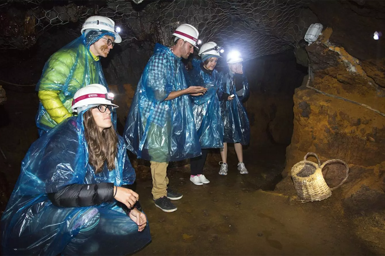 Uns visitants a la mina de ferro de Llorts. El comú d&#039;Ordino ha decidit ampliar les dates d&#039;obertura fins el desembre.