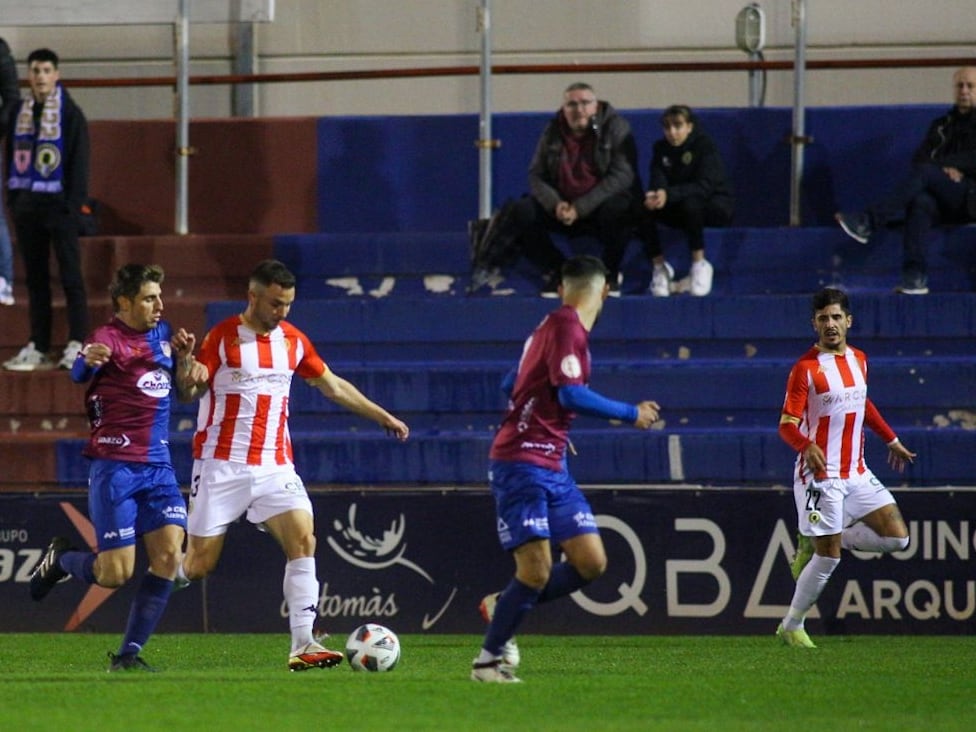 Felipe y Cedrés, jugadores del Hércules CF, frente al Alzira