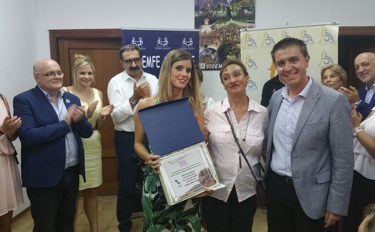 El momento de la entrega del premio